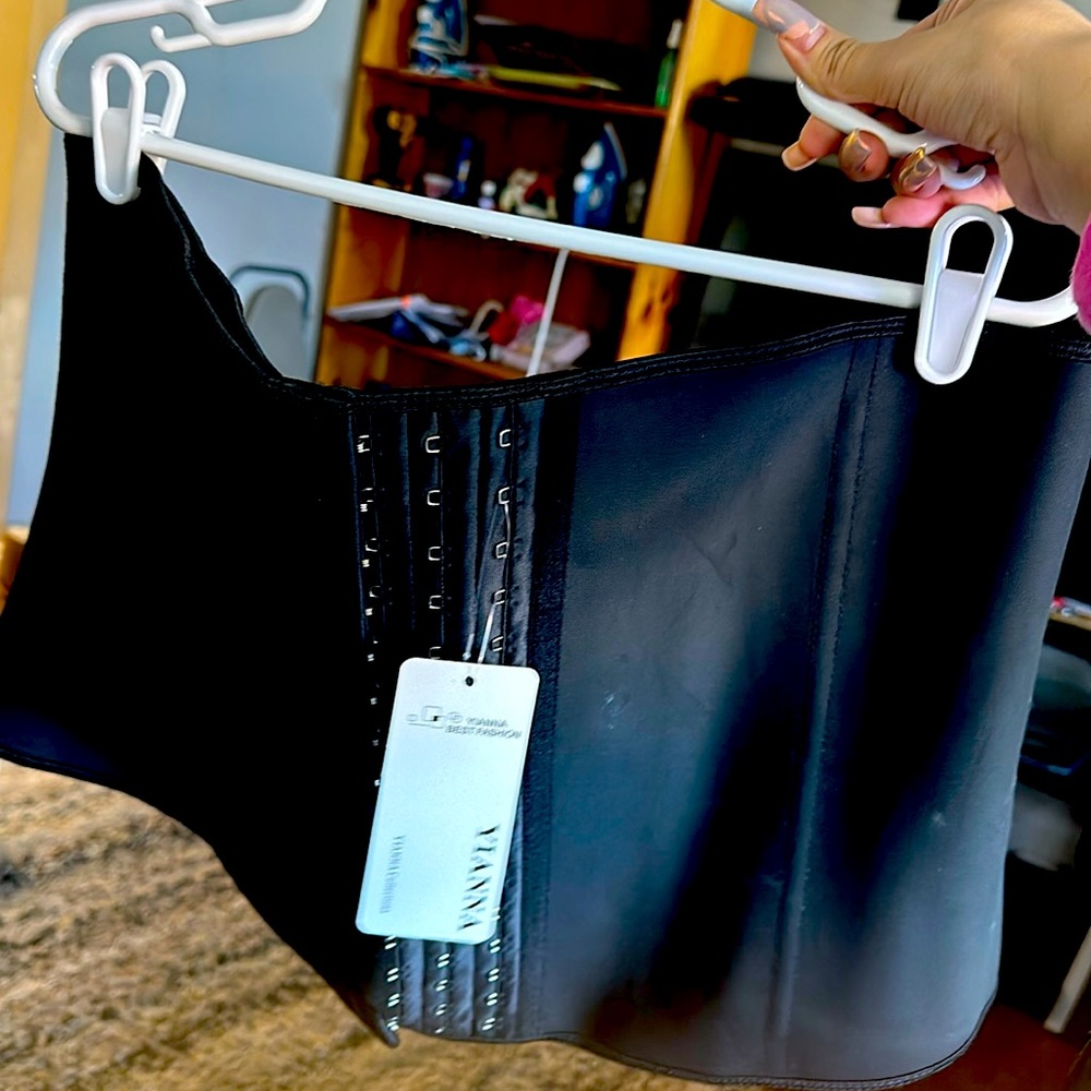 Brand new, never worn, Yianna collections waist trainer.